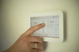 Co to jest adaptacja projektu i kto ją wykonuje?